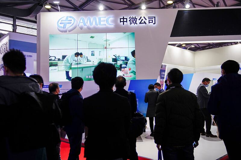 在2021年3月17日举办的上海国际半导体展览会(SEMICON CHINA)上,人们参观中微半导体设备(上海)股份有限公司(简称“中微公司”)的展位。(路透社)
