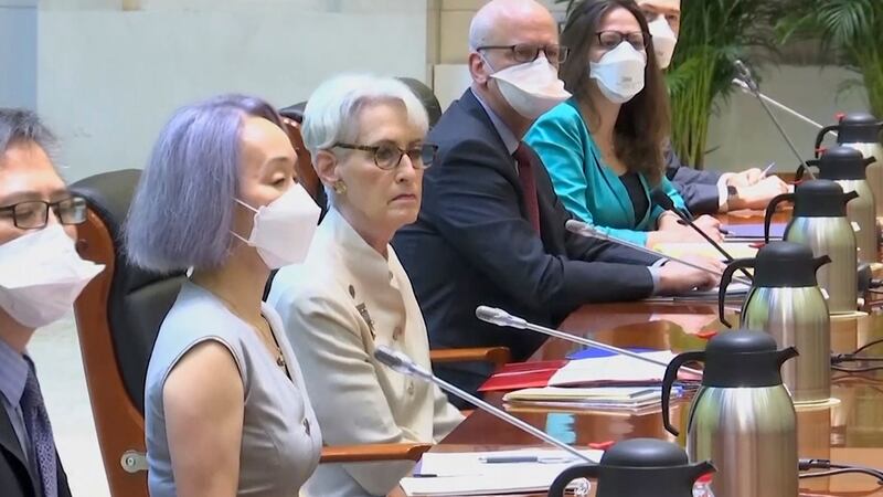 2021 年 7 月 26 日,美国副国务卿舍曼(Wendy Sherman)在天津与主管中美关系的中国外交部副部长谢锋会谈。